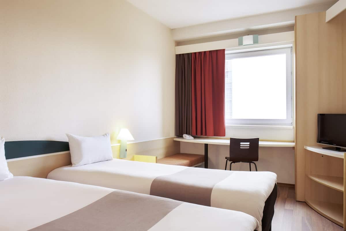 Standard Twin Room, 2 Twin Beds | Premium bedding, in-room safe, soundproofing, iron/ironing board