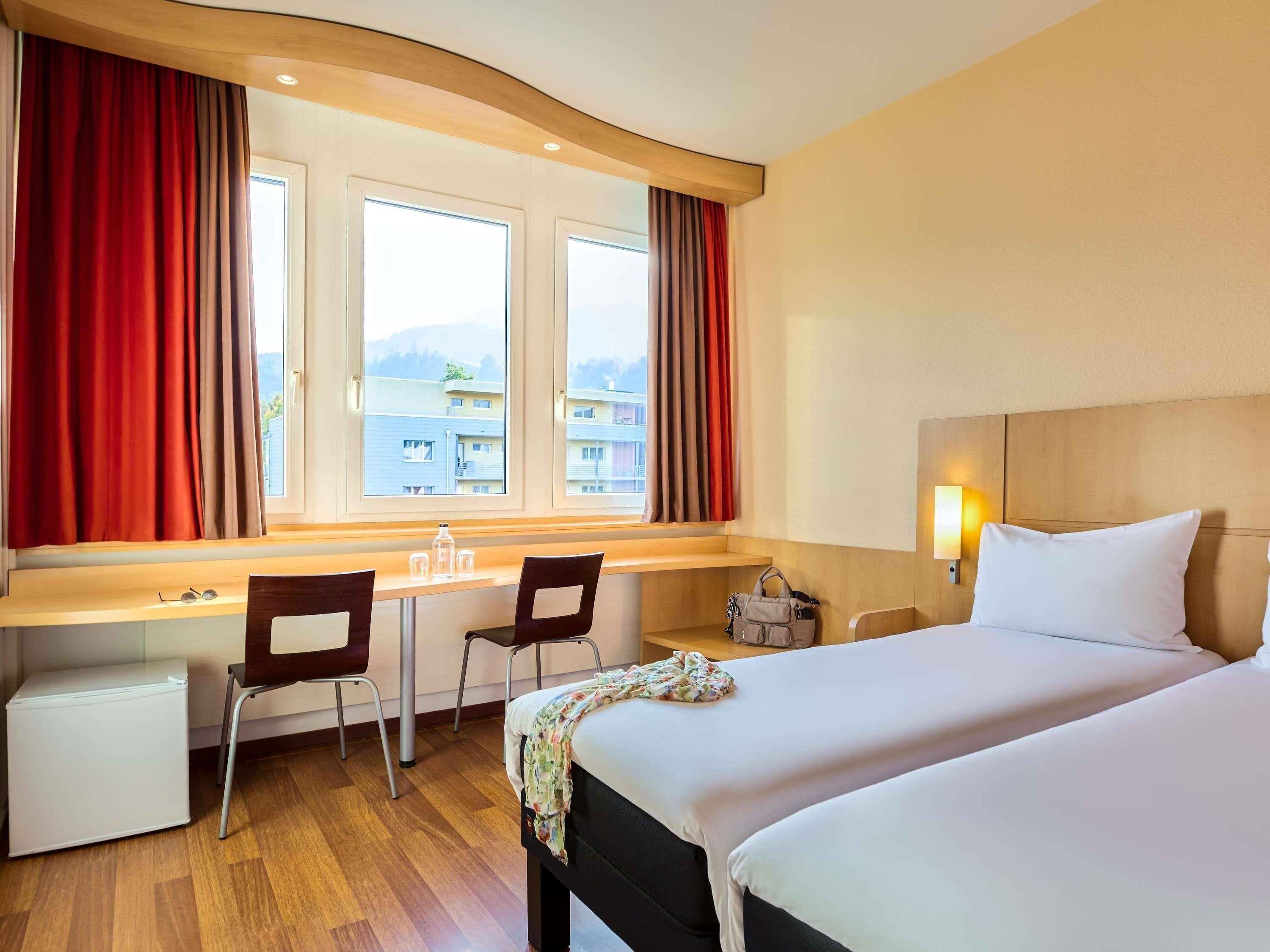 Kamar Comfort, 2 Tempat Tidur Twin (Pilatus view) | Minibar, meja kerja, tirai kedap cahaya, dan kedap suara
