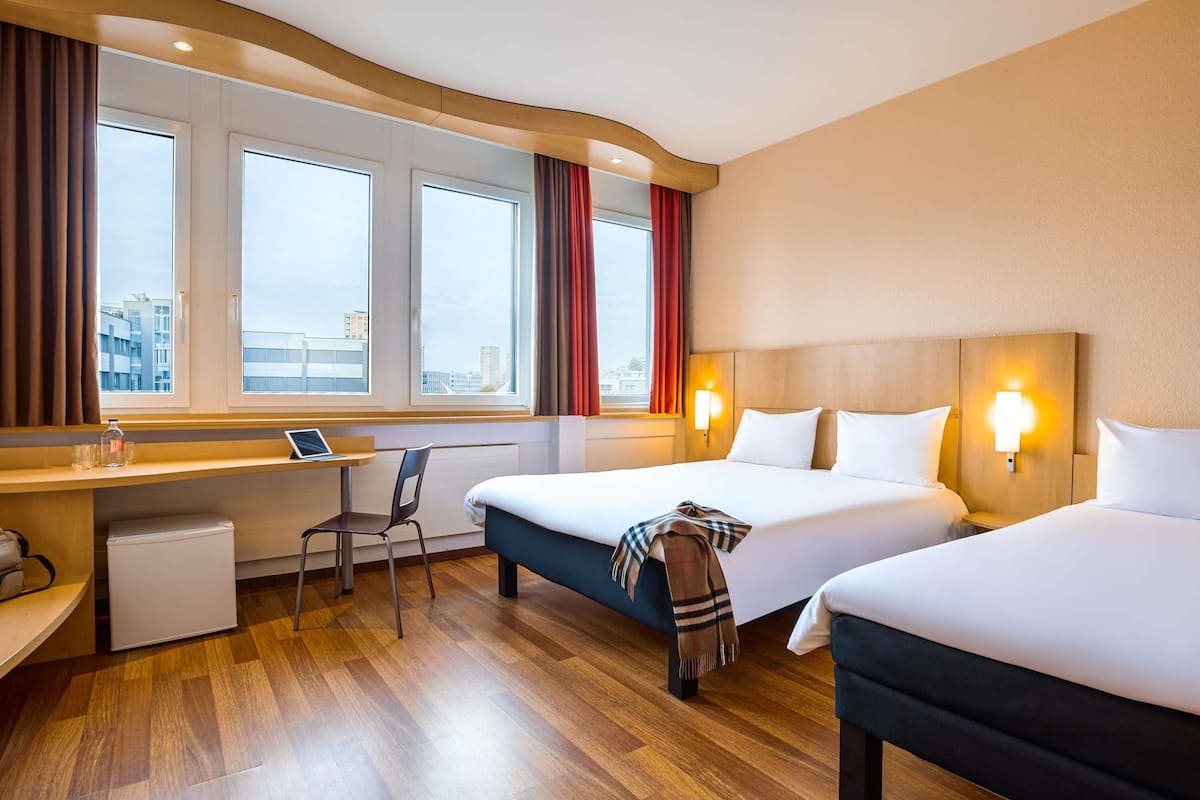 Minibar, escritorio, cortinas blackout y sistema de insonorización