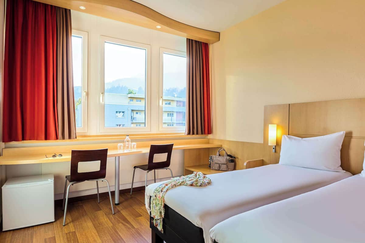 Comfort-huone, 2 yhden hengen sänkyä (Pilatus view) | Minibaari, työpöytä, pimennysverhot, äänieristys