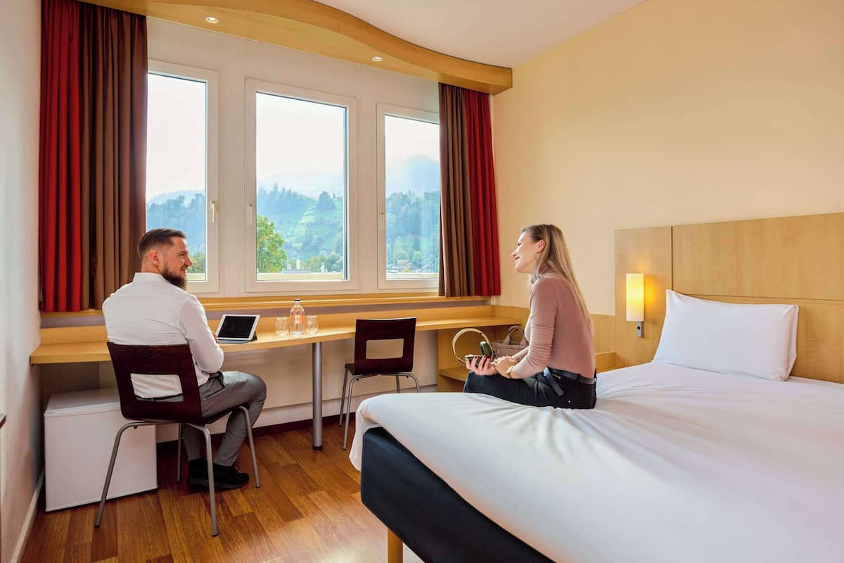 Comfort-huone, 1 parisänky (Pilatus view) | Minibaari, työpöytä, pimennysverhot, äänieristys