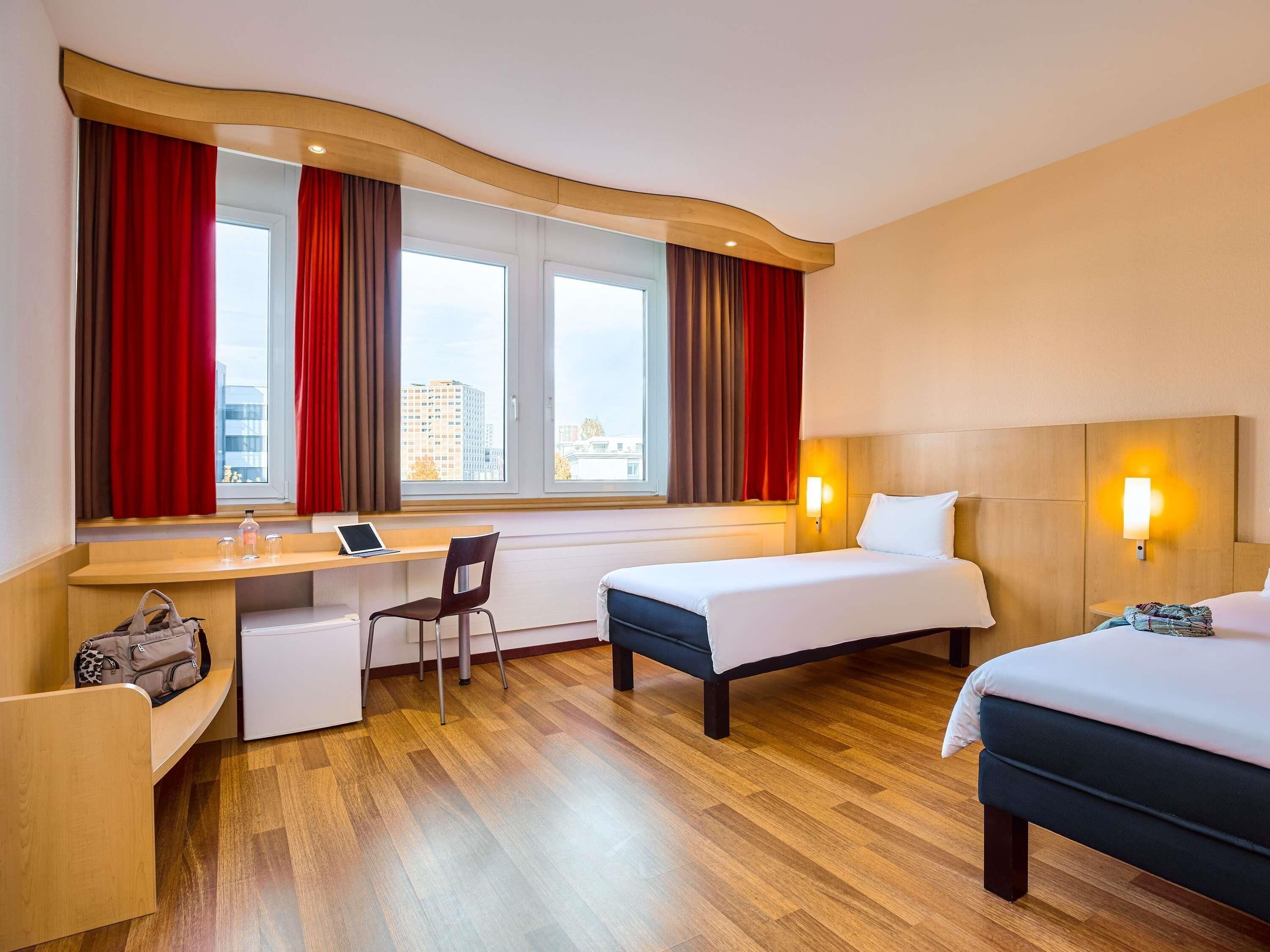 Kamar, 2 Tempat Tidur Twin | Minibar, meja kerja, tirai kedap cahaya, dan kedap suara