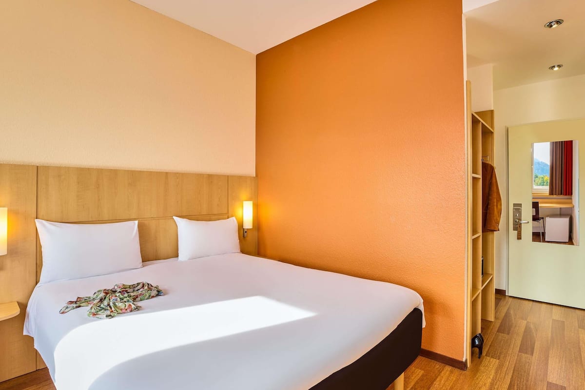 Een minibar, een bureau, verduisterende gordijnen, geluiddichte muren