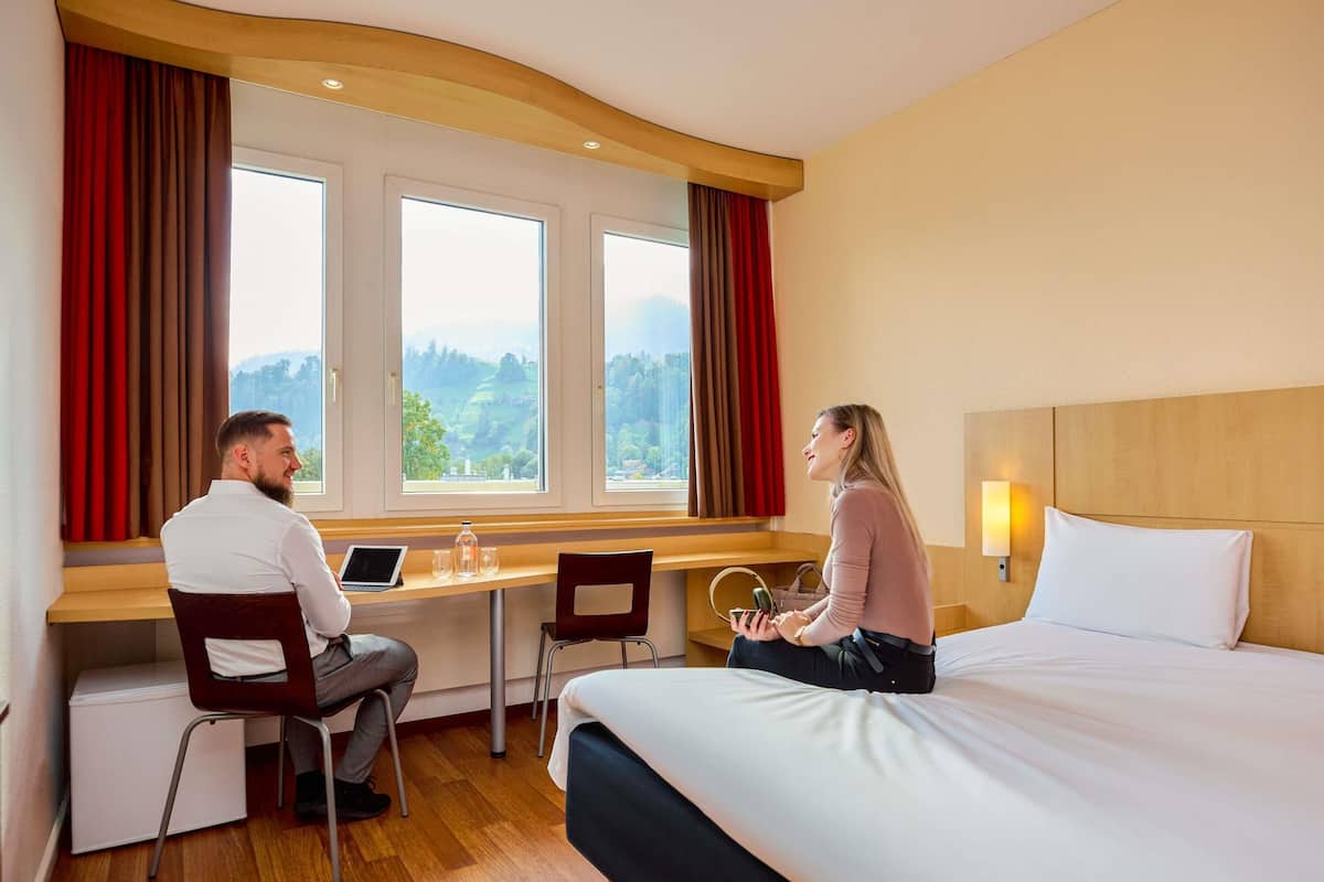 Minibar, escritorio, cortinas blackout y sistema de insonorización