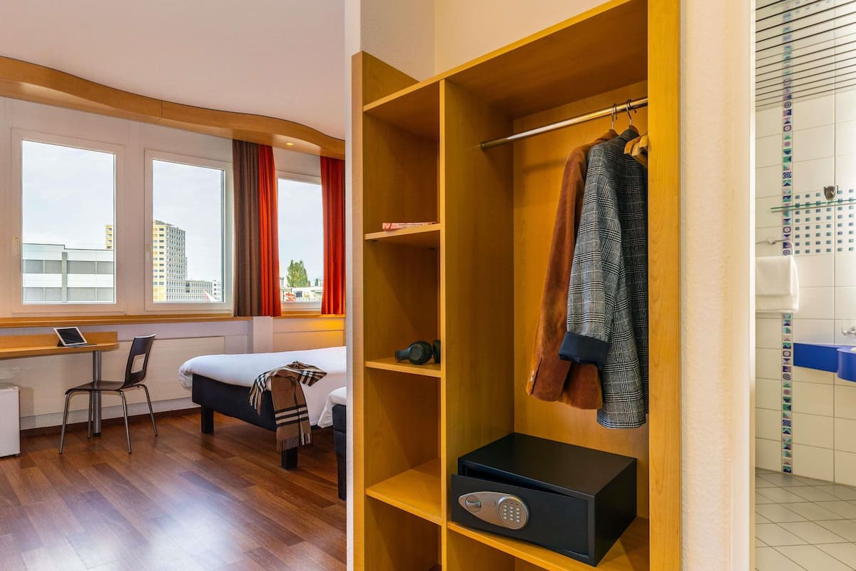 Room, 2 Twin Beds | Minibar, desk, blackout drapes, soundproofing