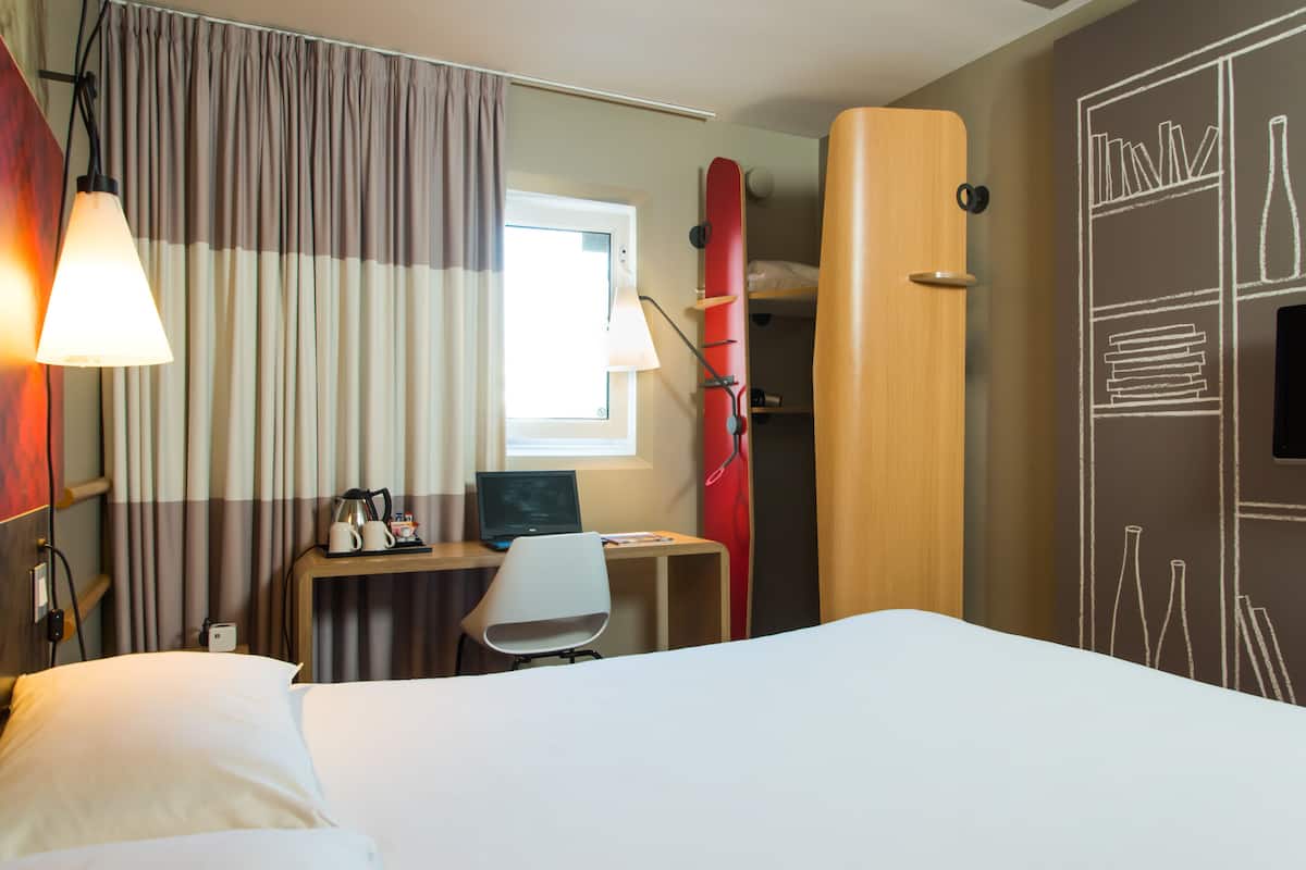 Blackout drapes, free WiFi, bed sheets, alarm clocks