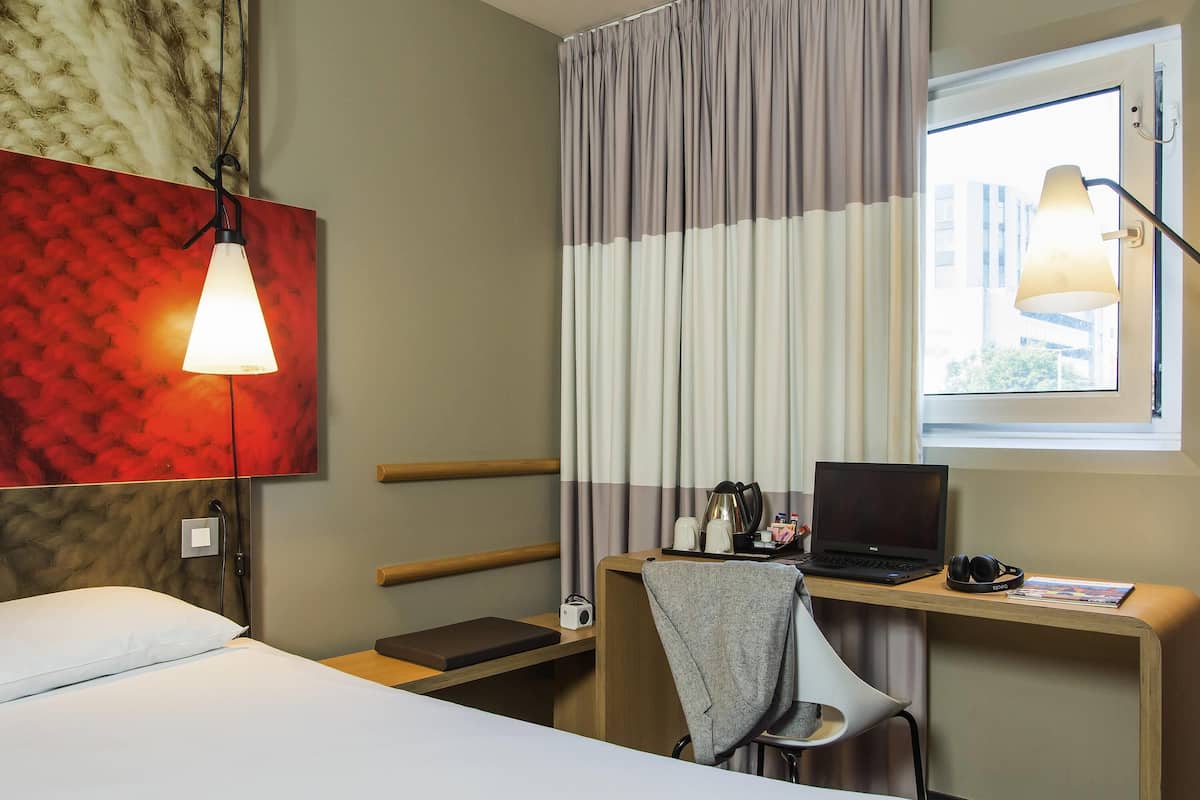 客房, 1 張標準雙人床 | 遮光窗簾/窗簾、免費 Wi-Fi、床單、鬧鐘