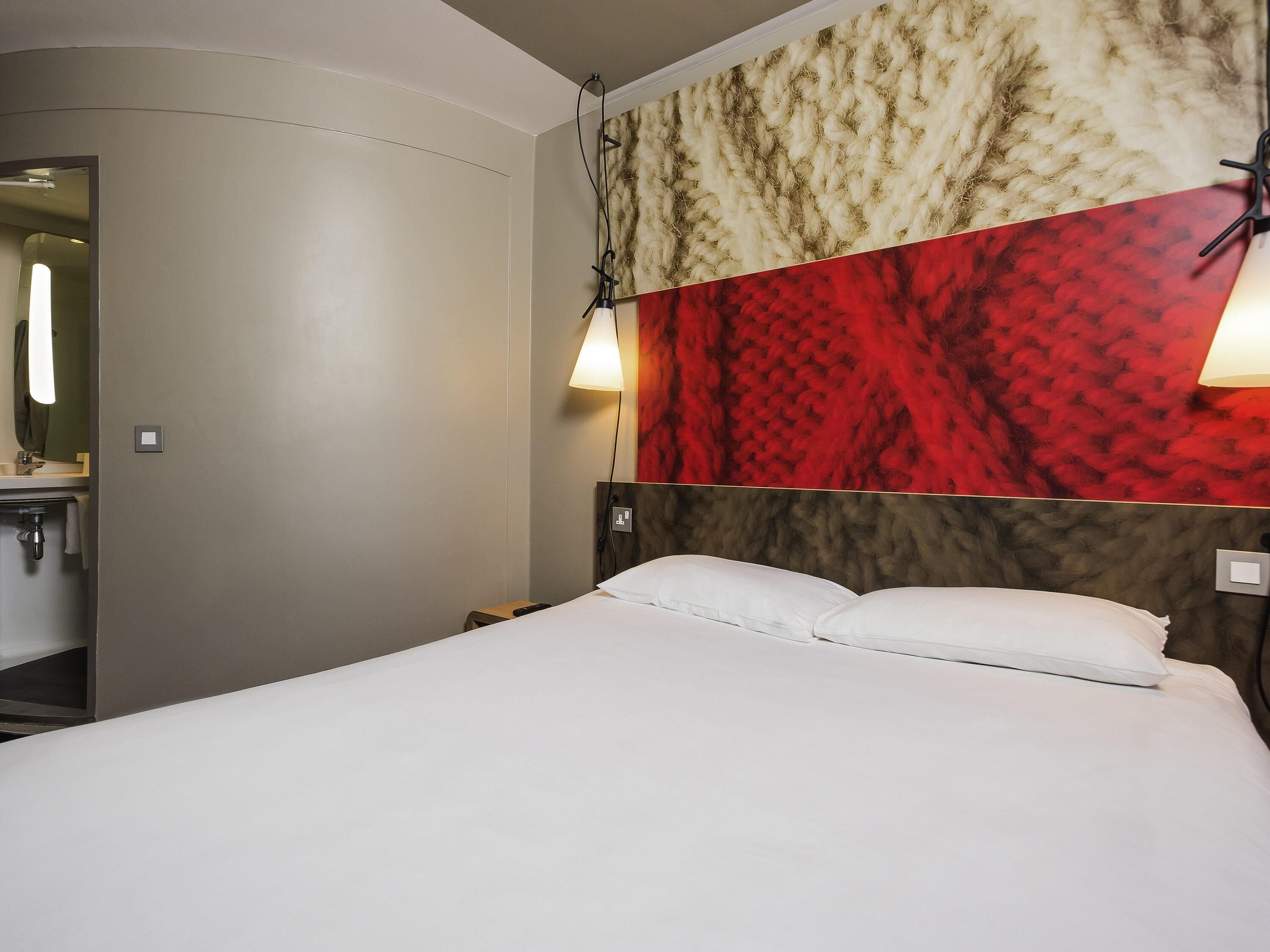 Quarto, 1 cama de casal | Cortinas blackout, Wi-Fi de cortesia, roupa de cama, despertadores