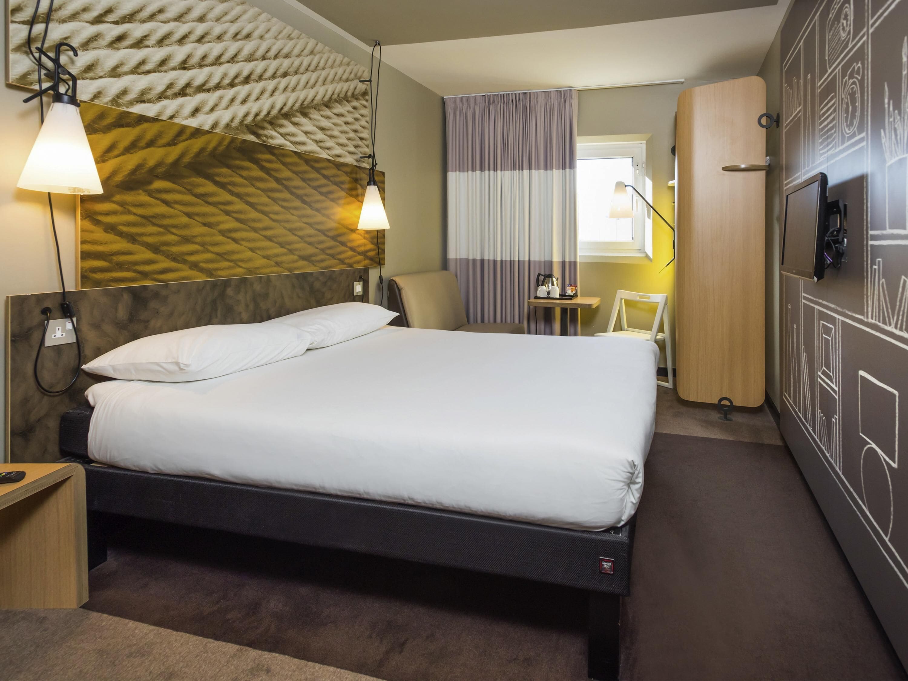 Habitación familiar, varias camas | Cortinas blackout, wifi gratis, ropa de cama y despertador 