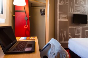 Room, 1 Katil Kelamin (Double) | Langsir/tirai gelap terus, Wi-fi percuma, cadar katil, jam penggera 