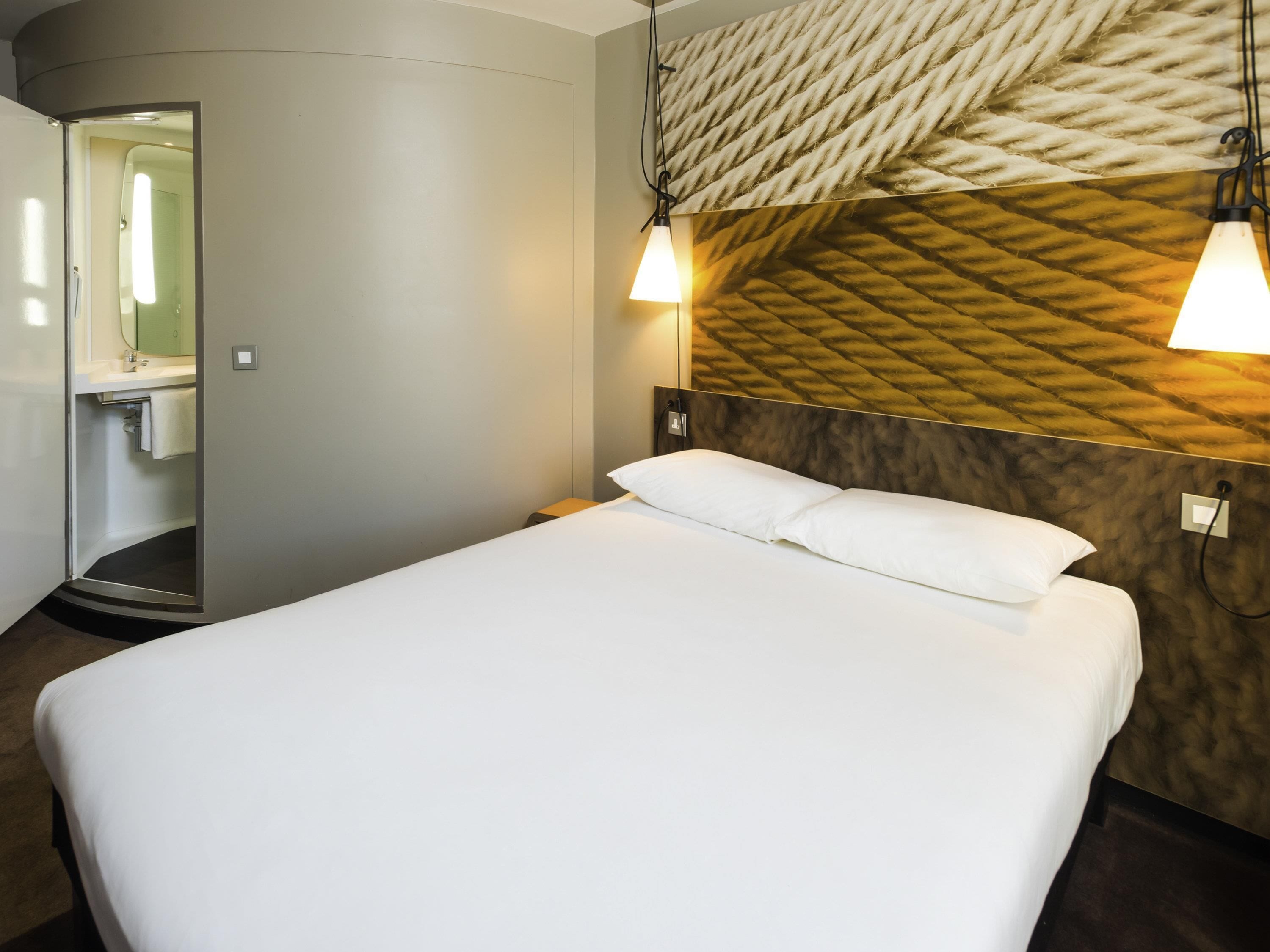 Family Room, Multiple Beds | Blackout curtains, free WiFi, bed sheets, alarm clocks