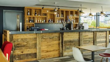 Bar (trong khuôn viên)