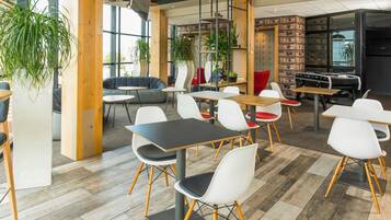 Desayuno inglés diario (GBP 11.50 por persona)