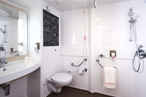 Habitación con 2 camas individuales, 2 camas individuales | Baño | Regadera, amenidades de baño ecológicas, secadora de cabello, toallas 