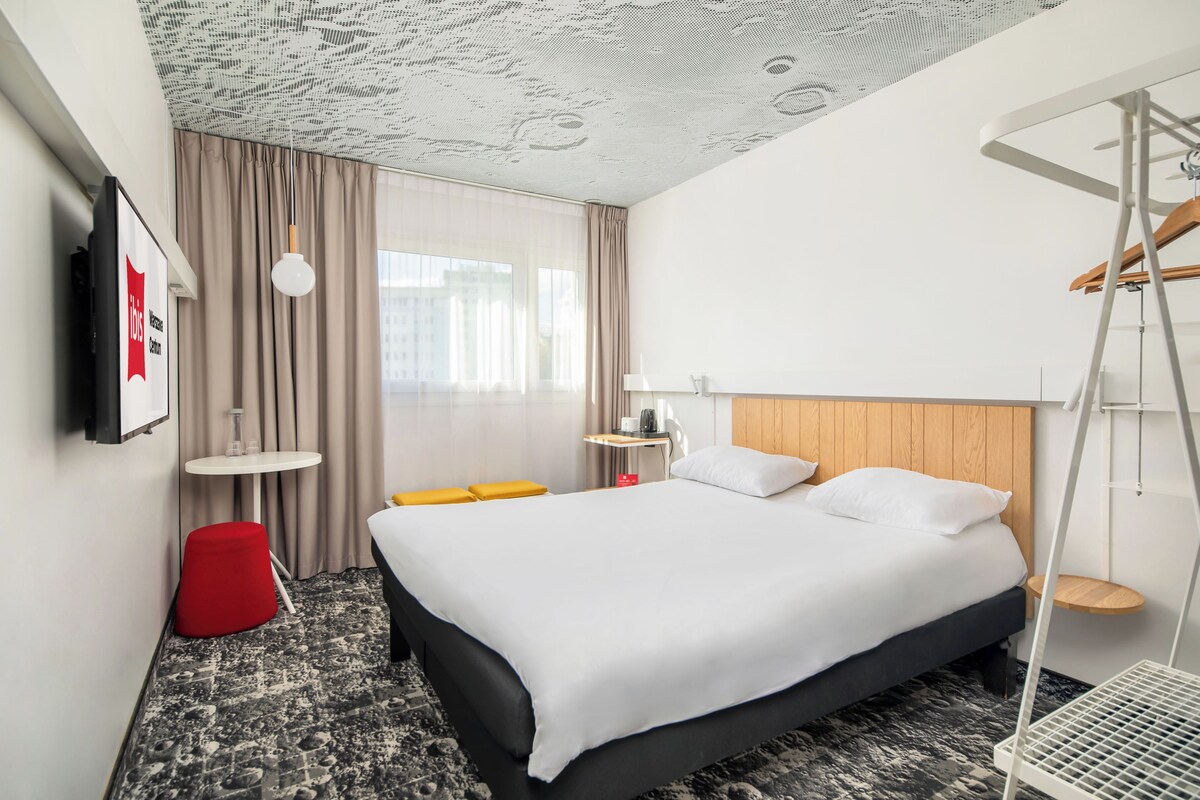 Room, 1 Double Bed (Agora by ibis) | Blackout drapes, WiFi (free), bed sheets