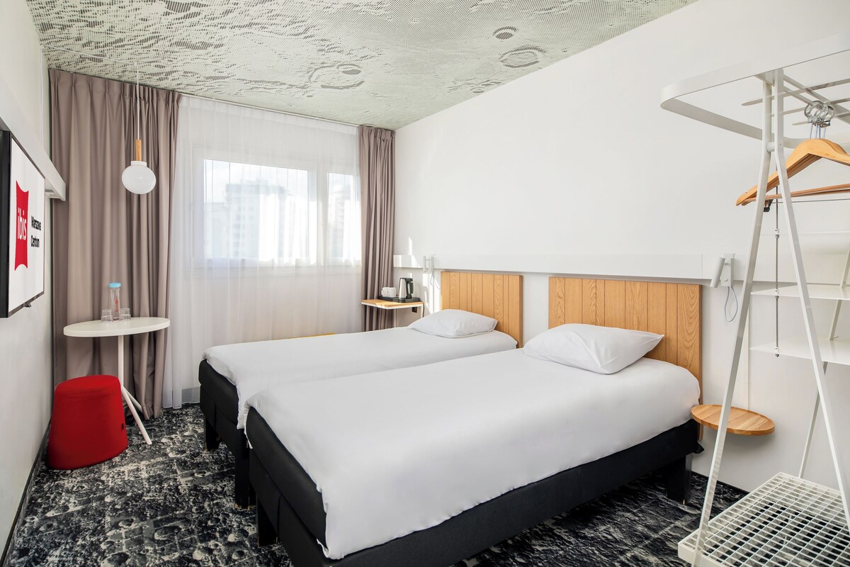 Twin Room | Blackout drapes, WiFi (free), bed sheets