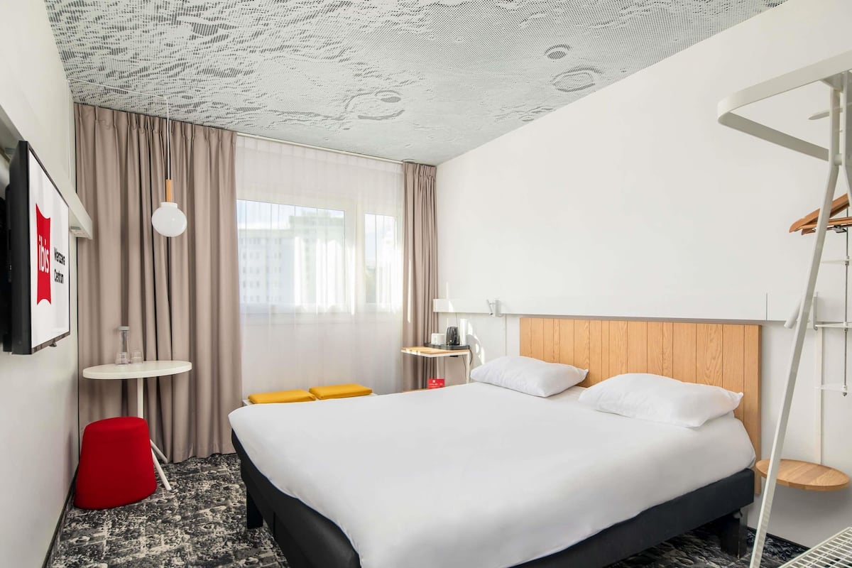 Room, 1 Double Bed (Agora by ibis) | Blackout drapes, free WiFi, bed sheets