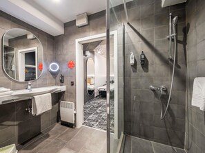 A modern bathroom with a large mirror, a shower, and a toilet. - ibis Warszawa Centrum (Warsaw)