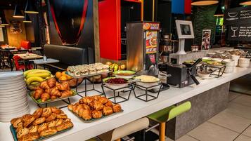 Daily buffet breakfast (PLN 59 per person)