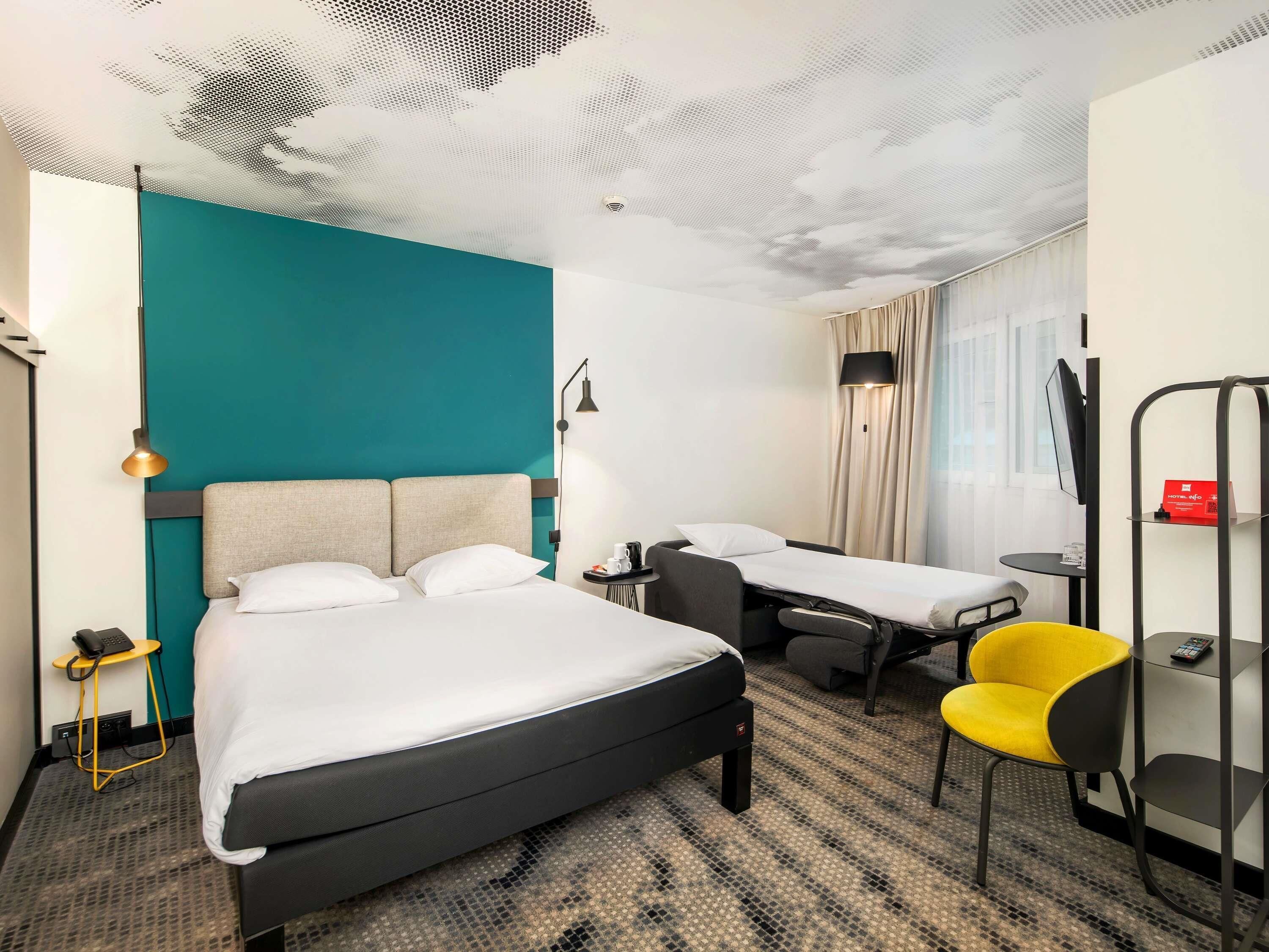 Blackout drapes, free WiFi, bed sheets