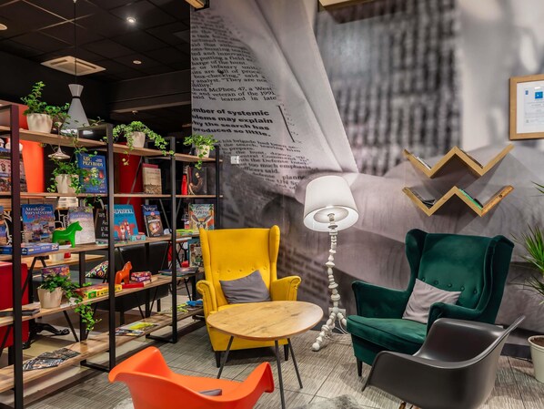 Lobby sitting area - ibis Warszawa Centrum (Warsaw)