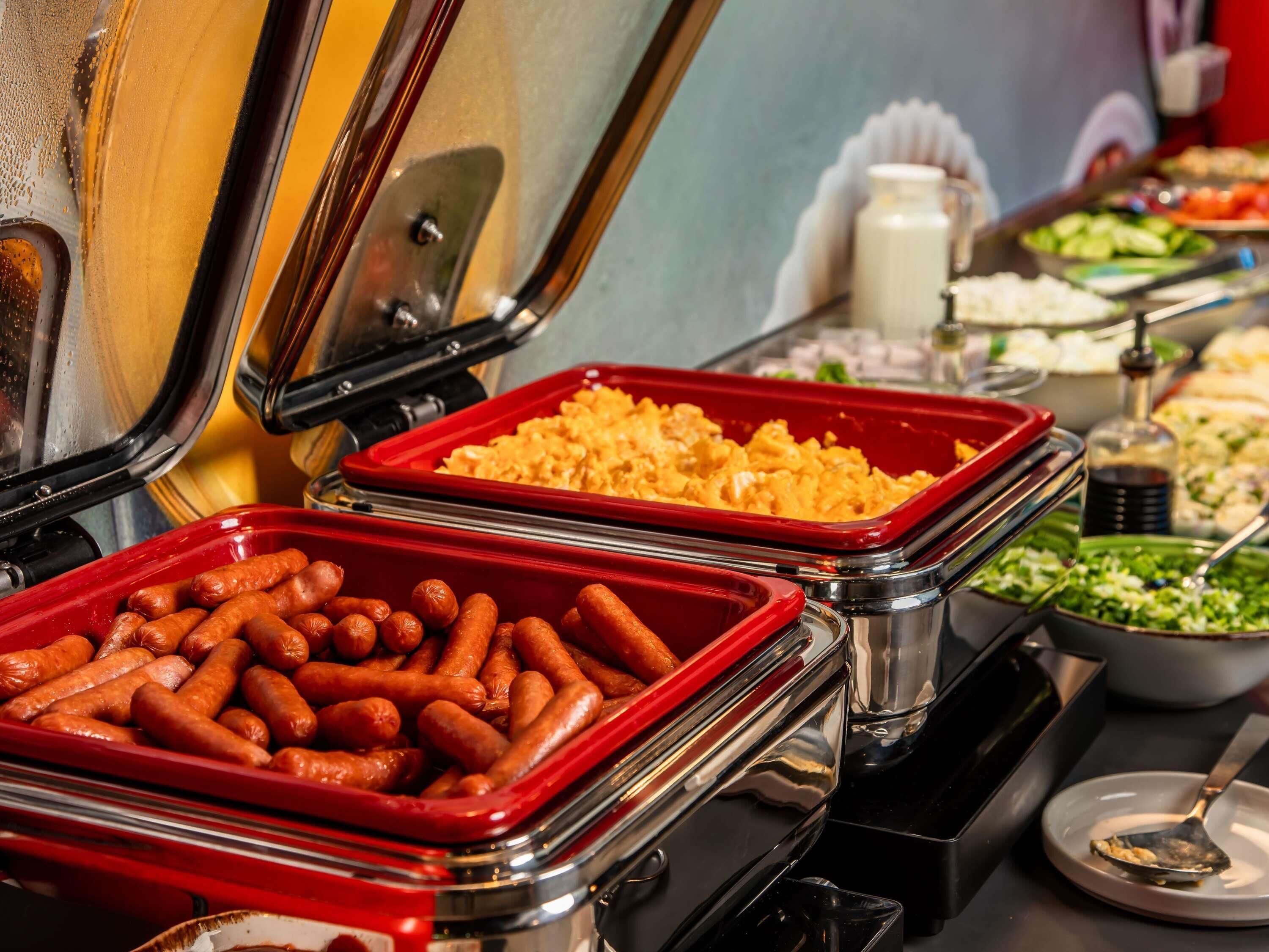 daily buffet breakfast (pln 59 per person)