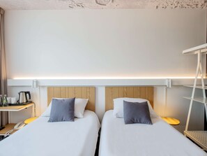 Blackout drapes, free WiFi, bed sheets