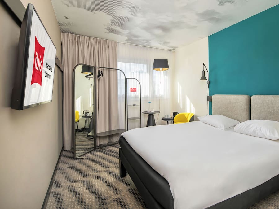 Cortinas blackout, wifi gratis y ropa de cama