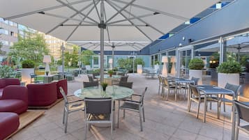 Aamiainen, paikallinen ja kansainvälinen keittiö, näkymät puutarhaan