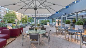 Se sirven desayunos y cocina local e internacional; con vista al jardín