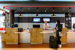 Reception - ibis Zurich City West (Zürich)