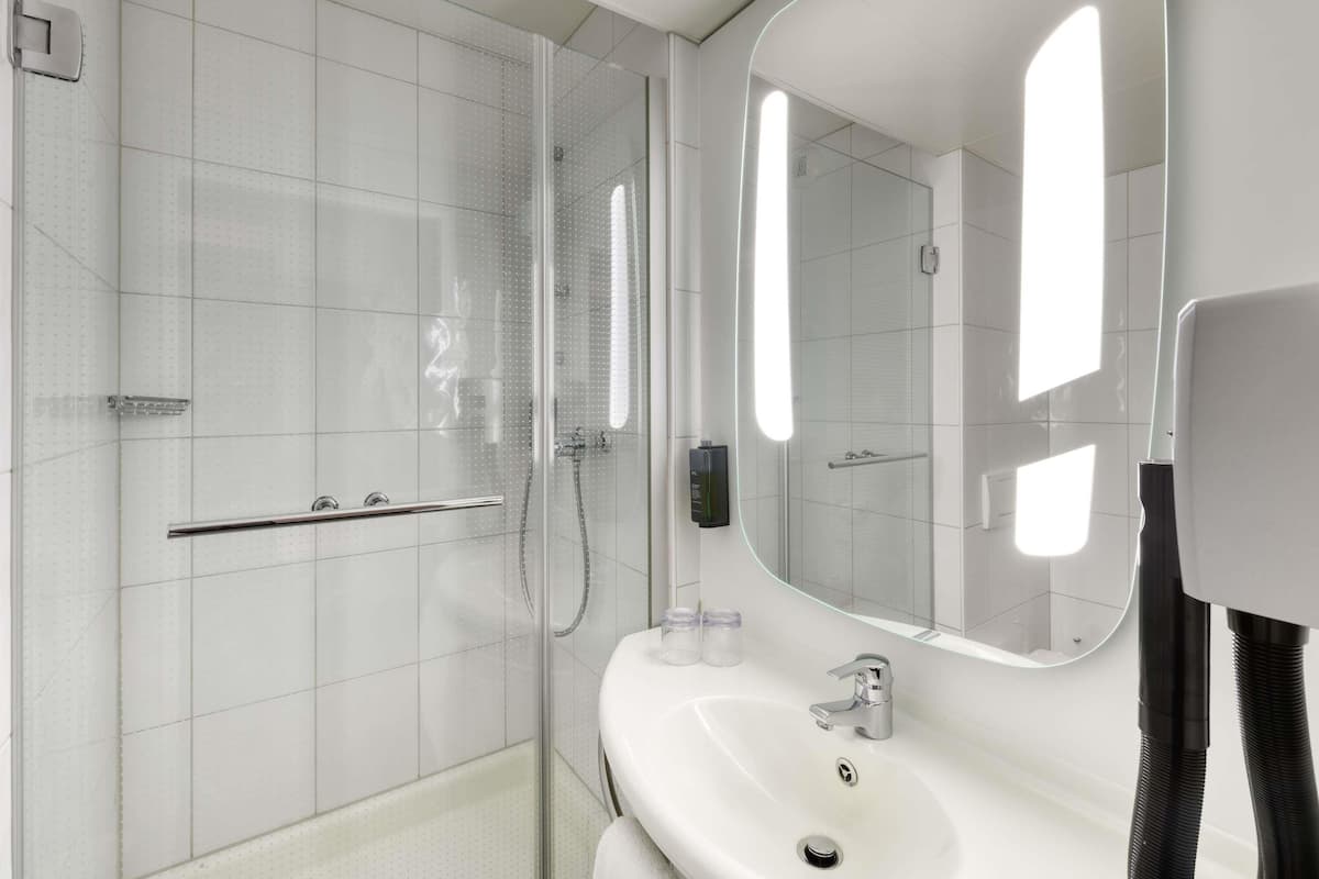 Blackout drapes, soundproofing, free cribs/infant beds, free WiFi