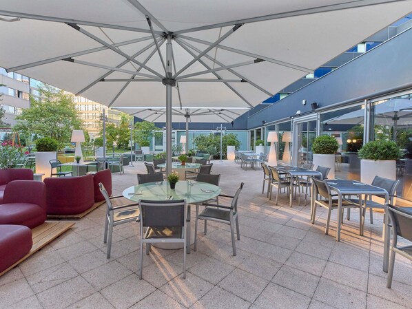 Serviço de café da manhã, local e internacional, vistas para o jardim 