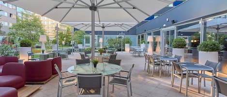 Serviço de café da manhã, local e internacional, vistas para o jardim