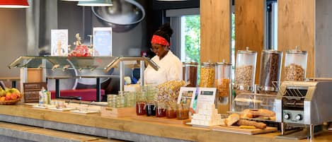 Buffet breakfast on weekends (CHF 19 per person)