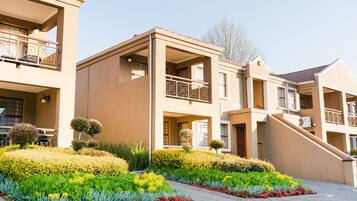 Standard Apartment, 2 Queen Beds | Garden view