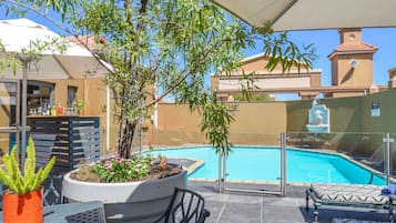 Piscine extérieure, parasols de plage, chaises longues