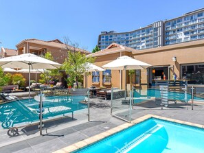 Outdoor pool, pool umbrellas, pool loungers - Mercure Johannesburg Bedfordview Hotel (Germiston)