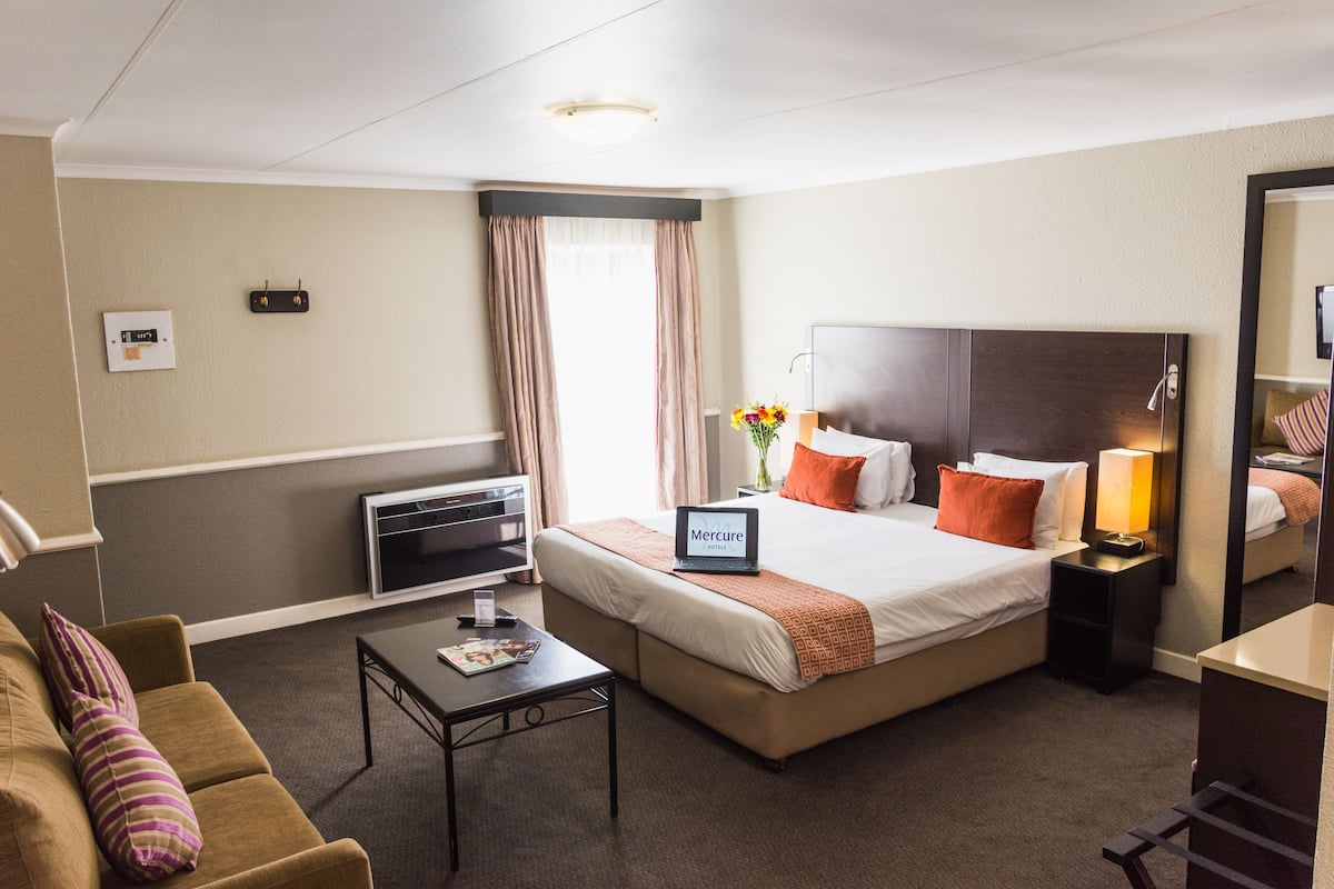 Standard Double Room, 1 Double Bed | 1 bedroom, in-room safe, desk, laptop workspace
