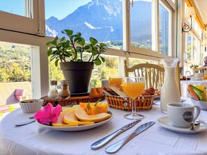 Daily continental breakfast (EUR 15 per person) - Le Cilaos