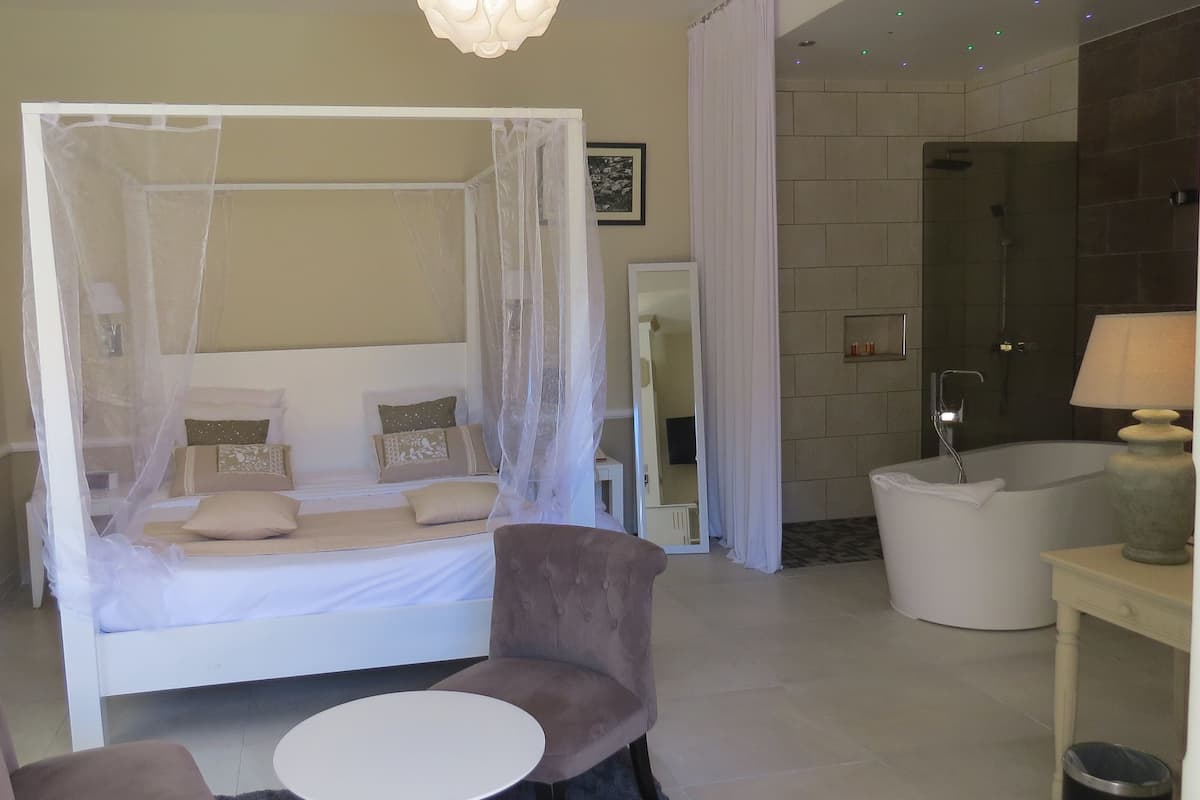Deluxe suite | Een minibar, een kluis op de kamer, een bureau, een laptopwerkplek