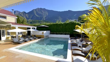 Piscine extérieure, chaises longues