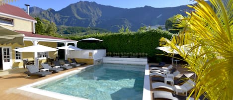 Piscine extérieure, chaises longues