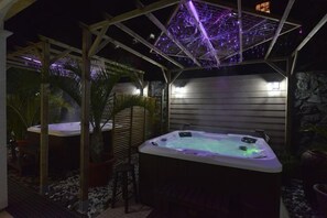 Bañera de hidromasaje cubierta