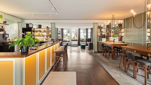 Une cuisine spacieuse avec un coin bar, des meubles en bois et une grande plante.