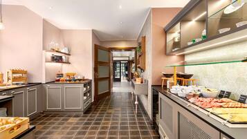 Bữa sáng buffet hàng ngày (14 EUR/mỗi người)