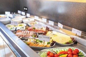 Tägliches Frühstücksbuffet (21 EUR pro Person)