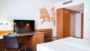 Business Triple Room | In-room safe, desk, laptop workspace, blackout curtains