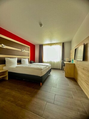 خزنة داخل الغرفة ومكتب ومساحة عمل للكمبيوتر المحمول وستائر تعتيم