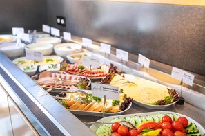 Daily buffet breakfast (EUR 19 per person) - ACHAT Hotel Heppenheim (Heppenheim)